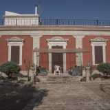 A pochi metri ecco l�ultima residenza privata che visitiamo: Villa Morgese. L�edificio, del 1898, � un grazioso casino in stile neoclassico costituito da un solo piano pi� terrazzo